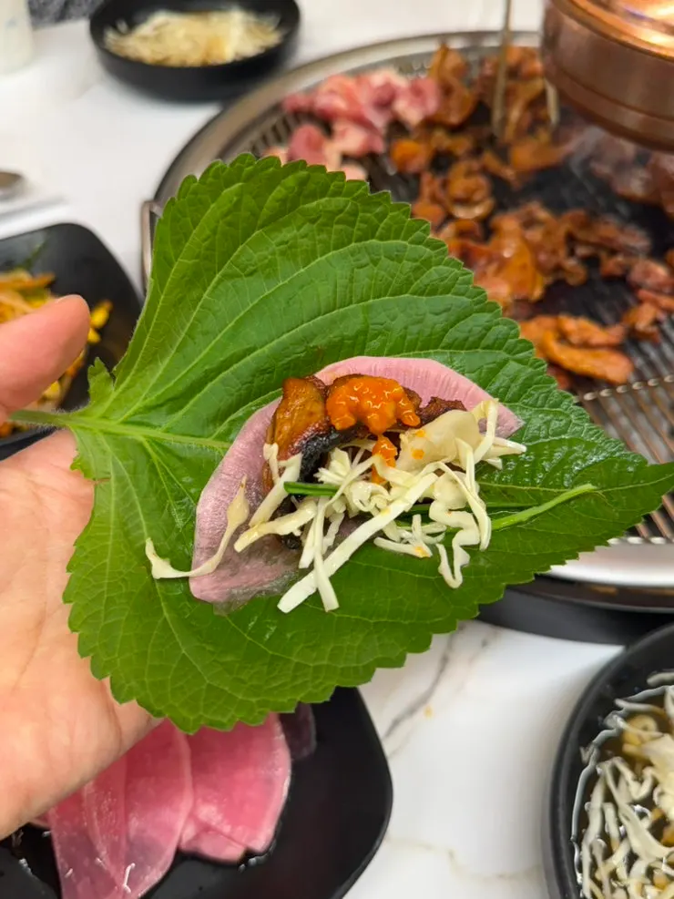Basic charcoal-grilled duck meat with wrap vegetables