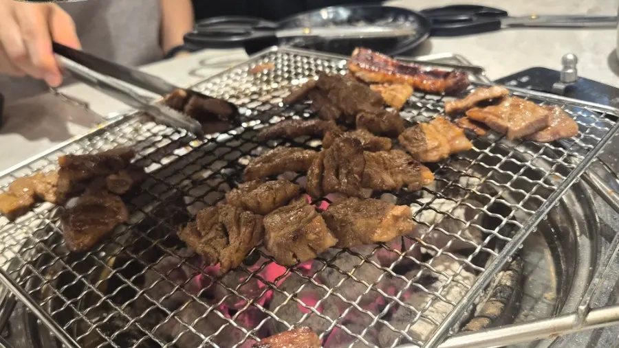 Pork ribs eaten with pickled onion