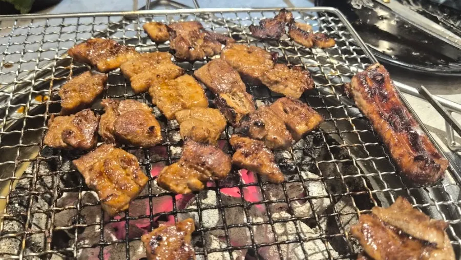 Grilled garlic and ribs on the pan