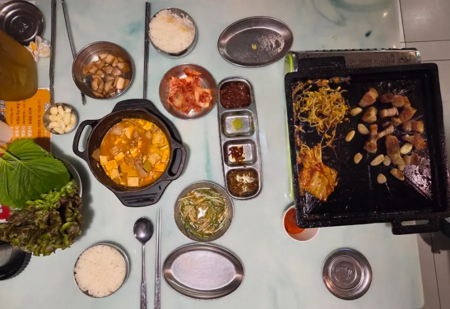 Samgyeopsal table setting at Ganeung Sikdang Magok-naru Station Branch