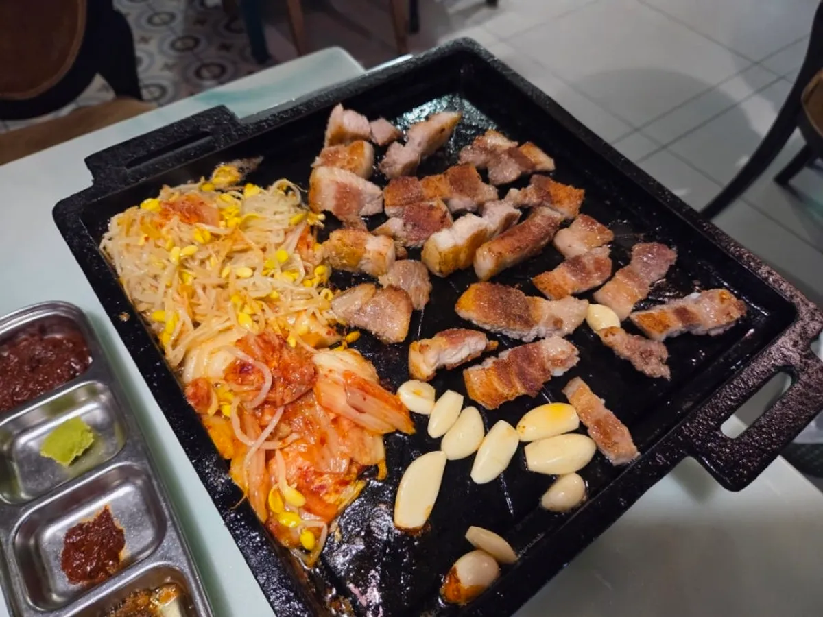 Magok-naru samgyeopsal grilled on the tabletop grill