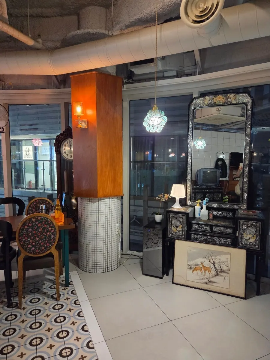 Retro-style interior of Ganeung Sikdang