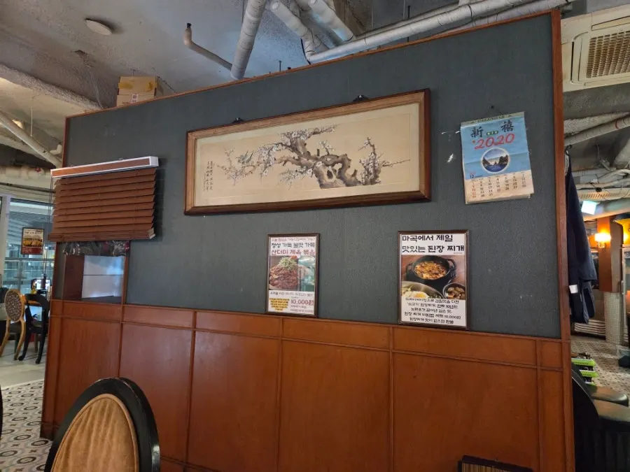 Tables arranged around the central open kitchen