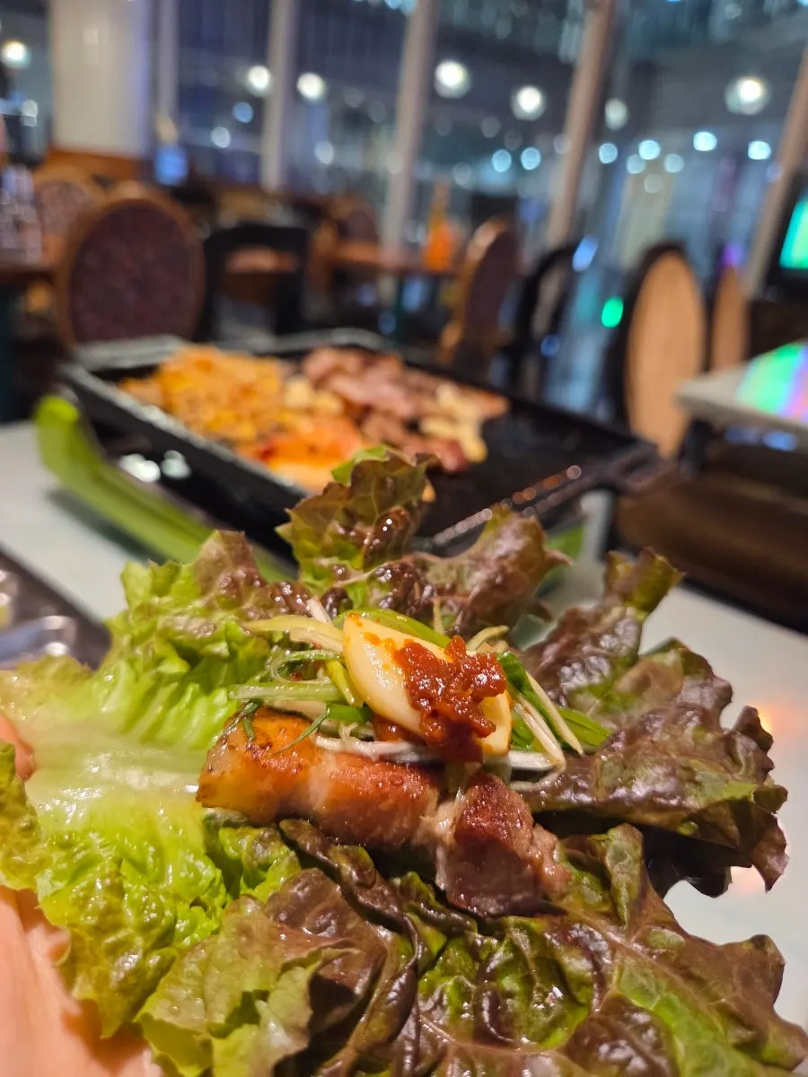 Wrapping samgyeopsal in lettuce