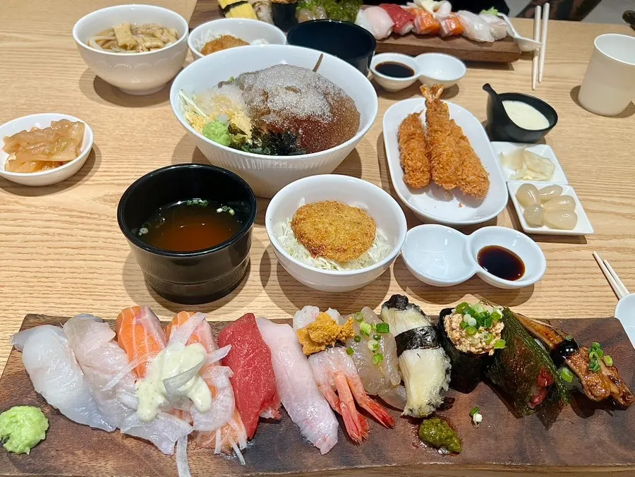 Full plate of the omakase sushi 12P