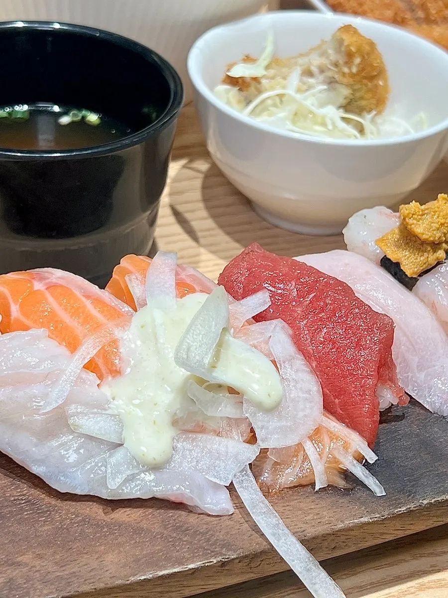Flounder and salmon sushi from the omakase set
