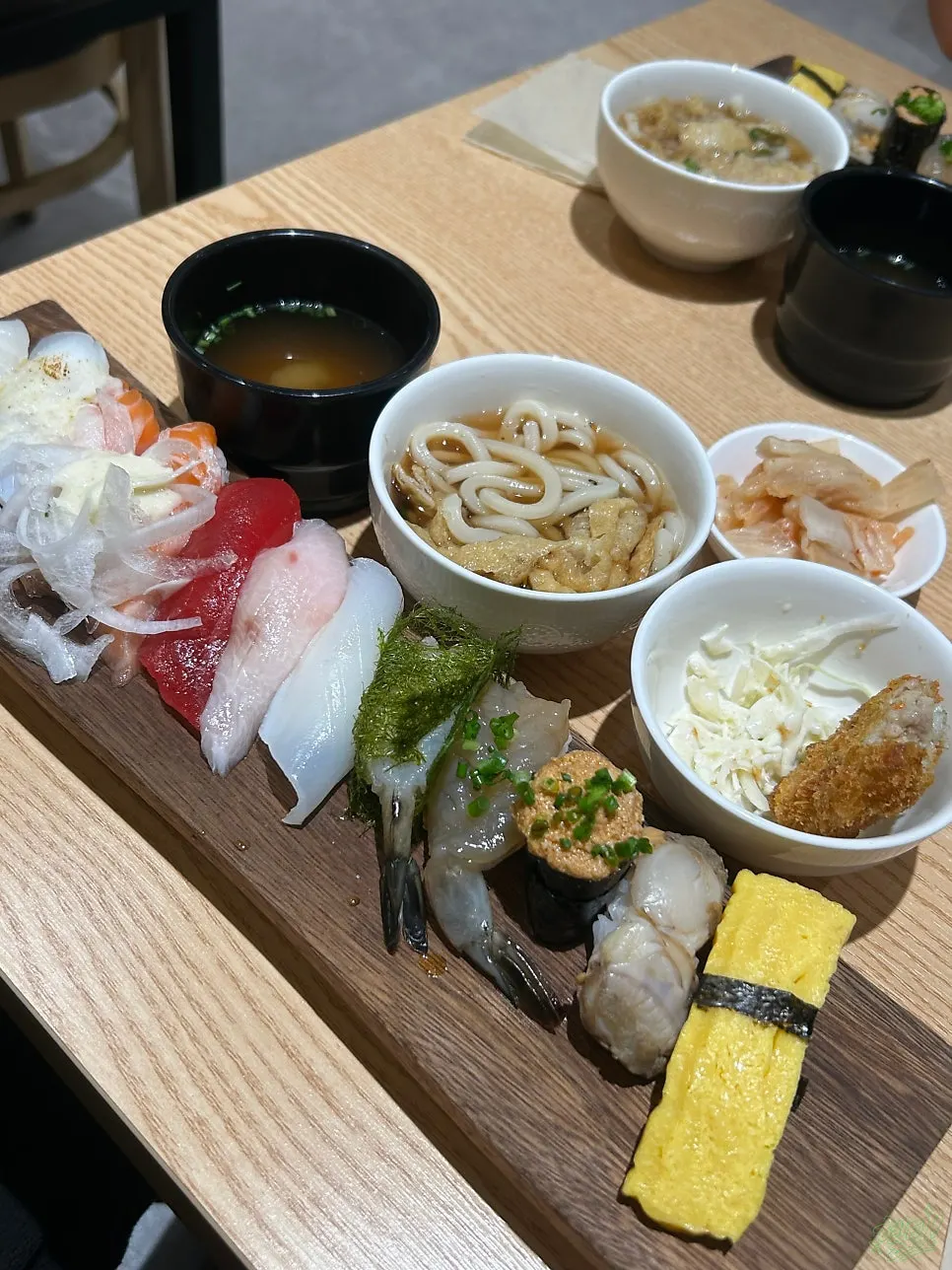Ganghan Special Sushi 12P including flounder, salmon, and tuna