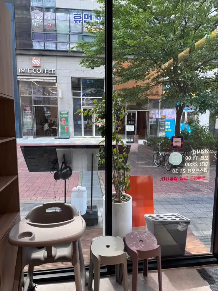 Store seating with 2-seat and 4-seat tables