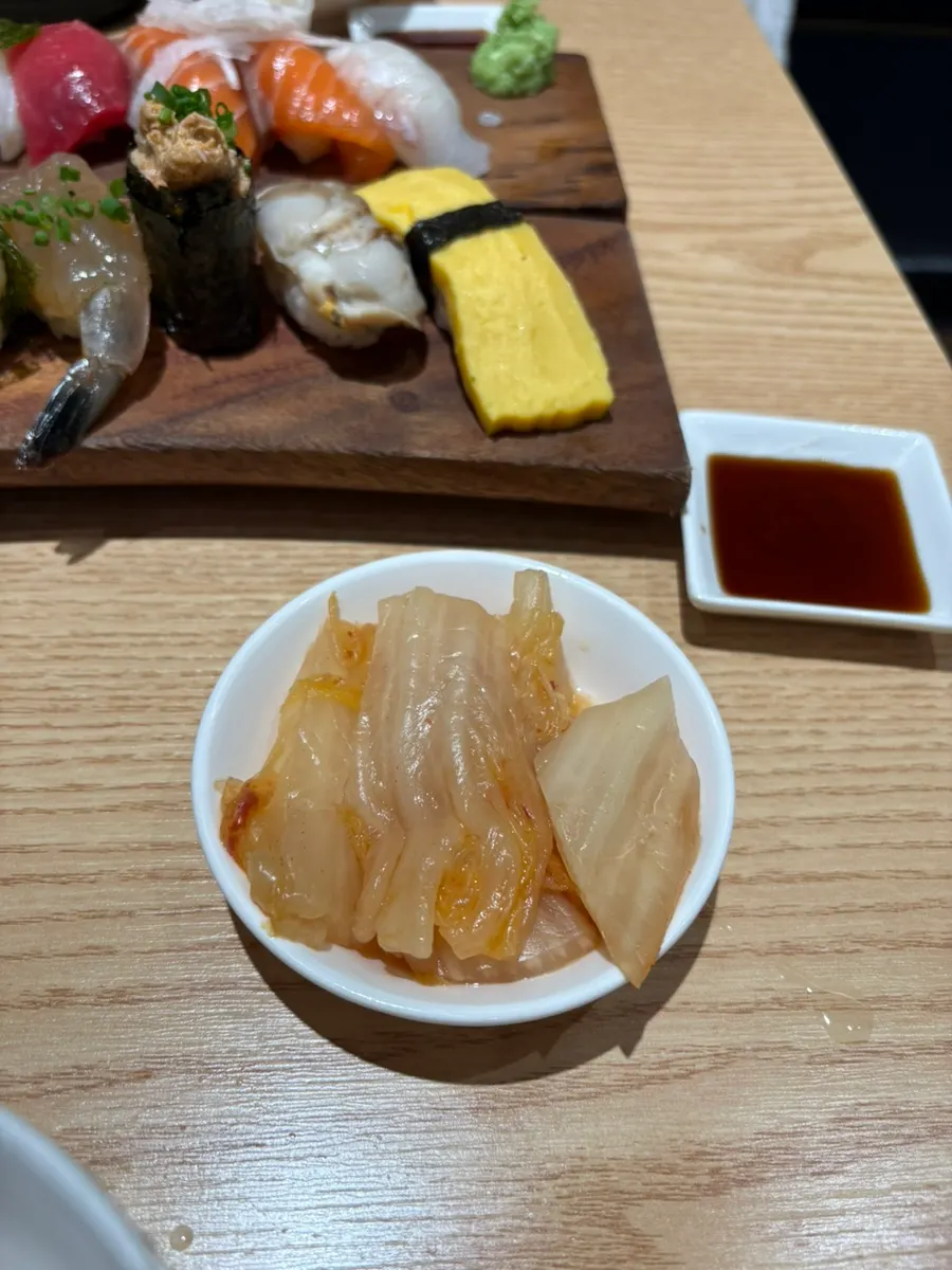 간장에 찍은 두툼한 초밥 한 점