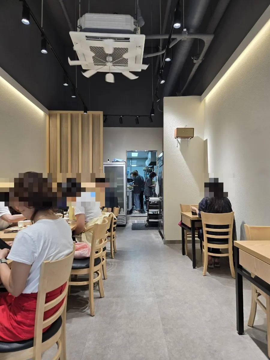 Interior of Ganghan Sushi Cheonan Buldang Branch full of customers
