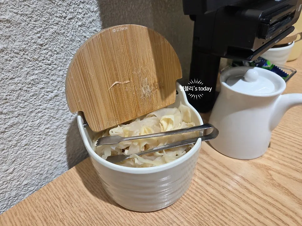 작은 접시에 담은 락교와 생강