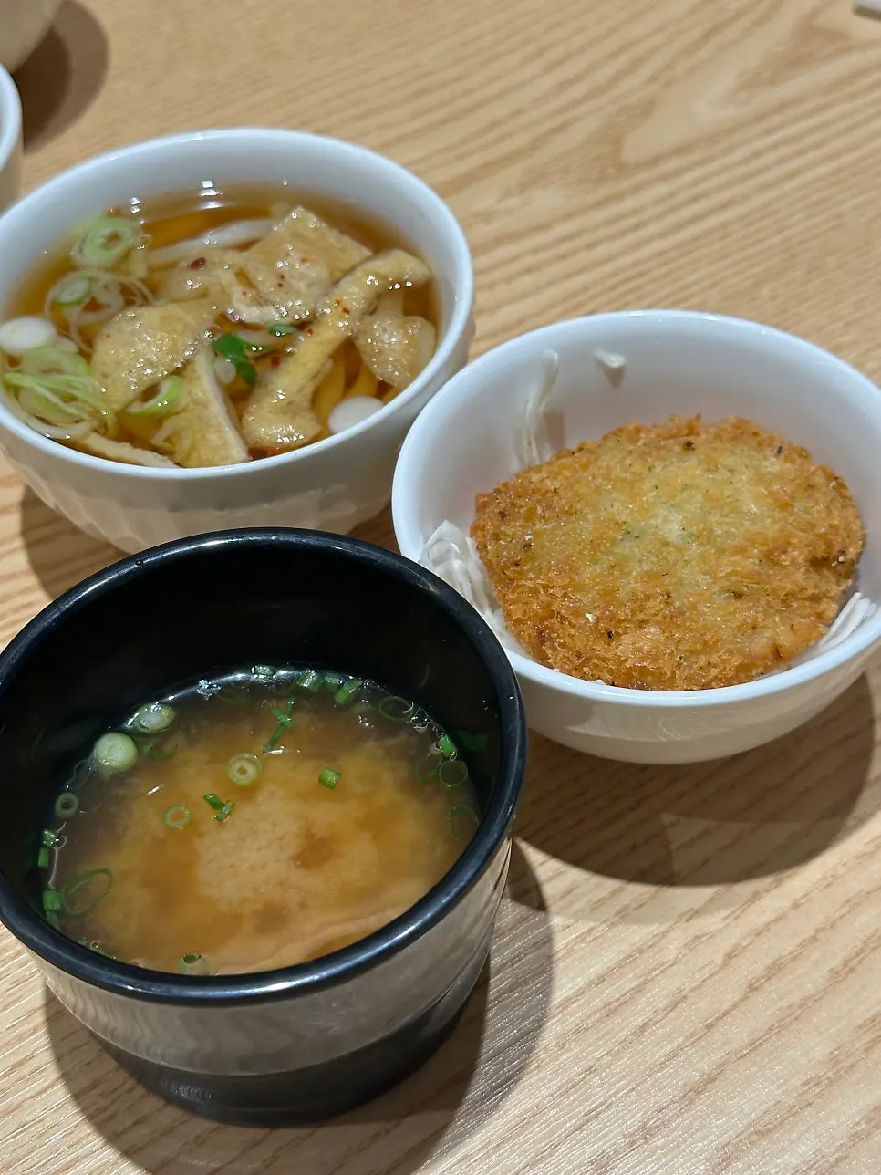 1인석과 2인석이 있는 아담한 매장 내부