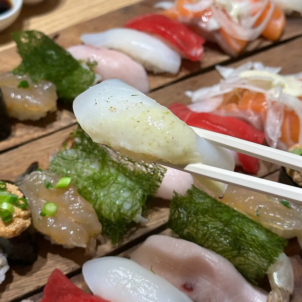 참치뱃살로 보이는 초밥 한 점 클로즈업