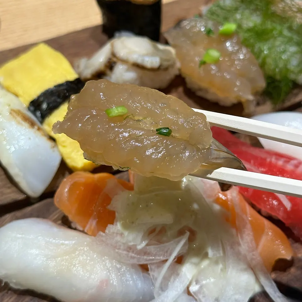 강한특초밥 초밥 한 점 근접 사진