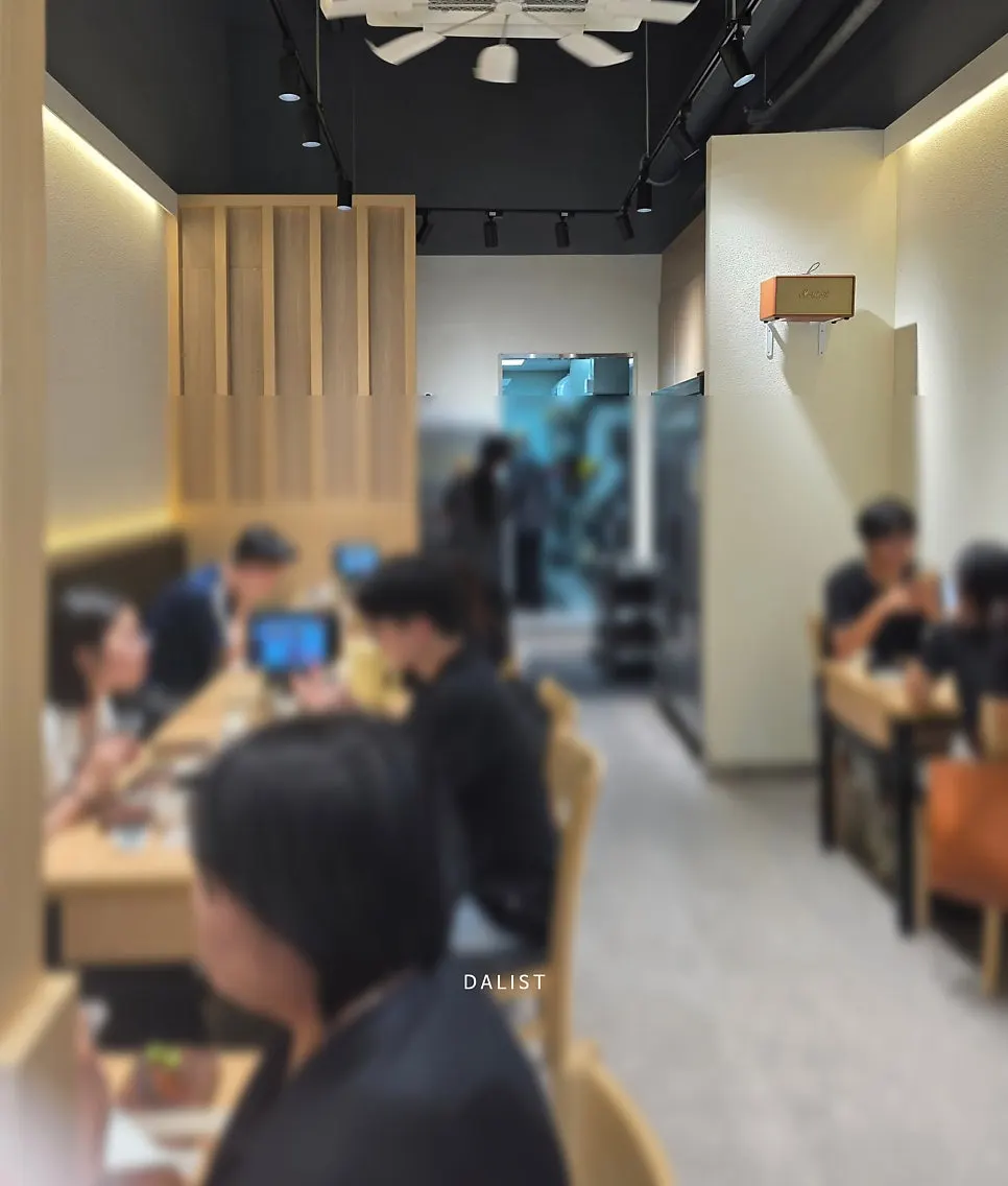 토요일 오후 만석인 강한초밥 매장 내부