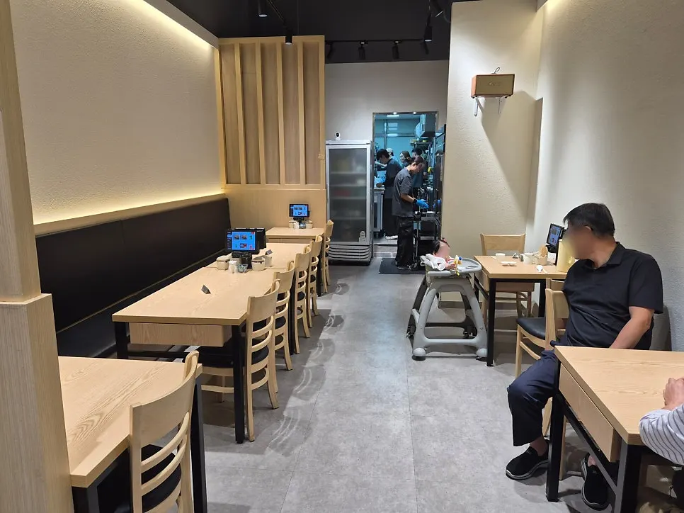 2인석과 4인석으로 구성된 매장 내부 좌석