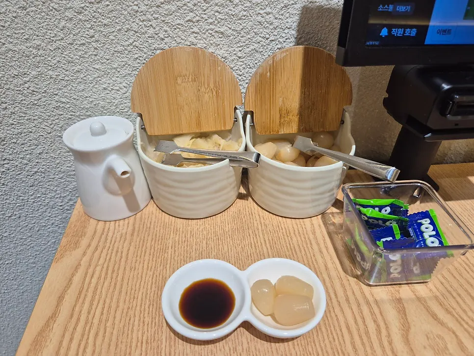 테이블에 비치된 초생강과 락교 통