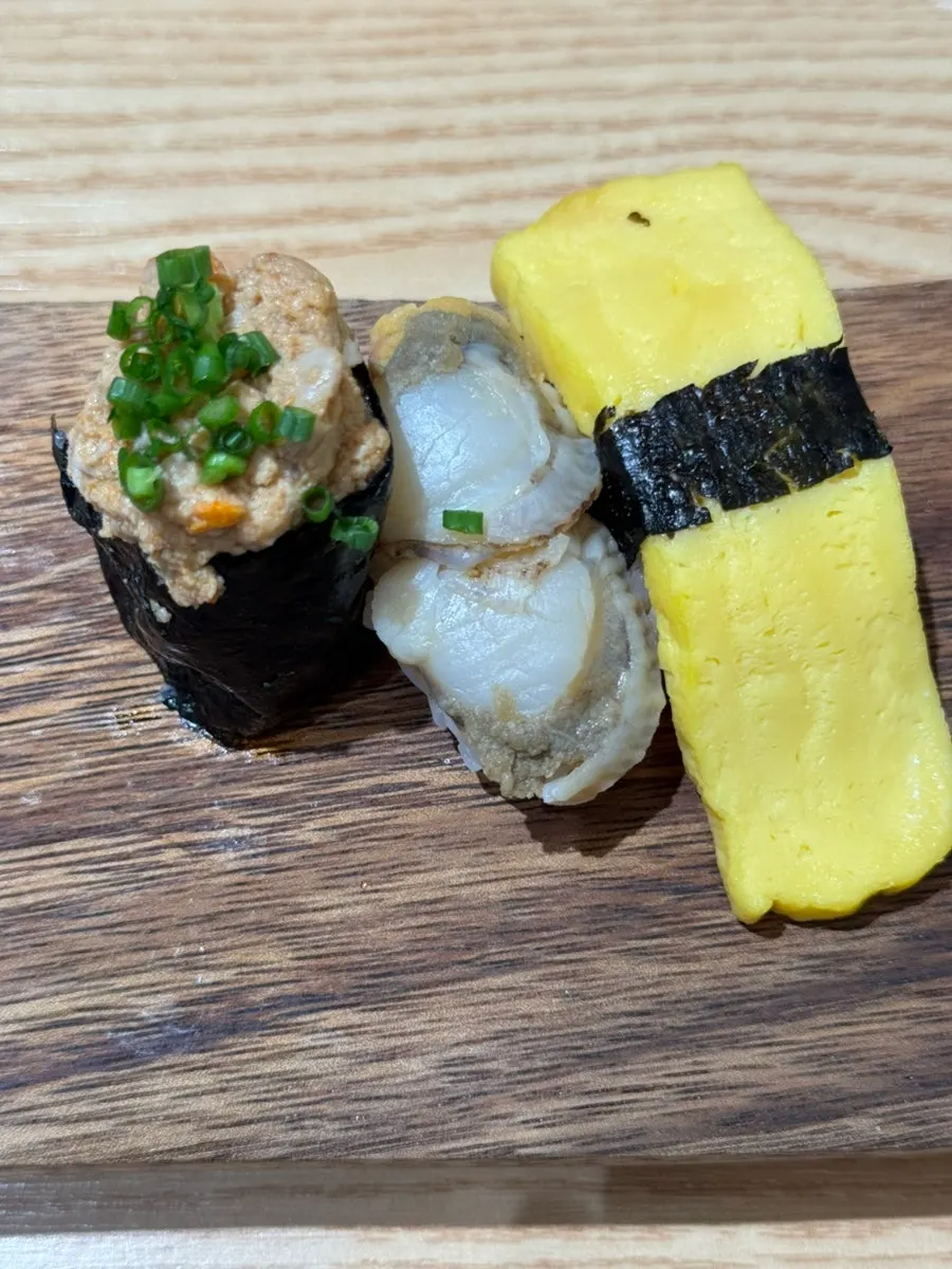 Scallop and egg sushi eaten last