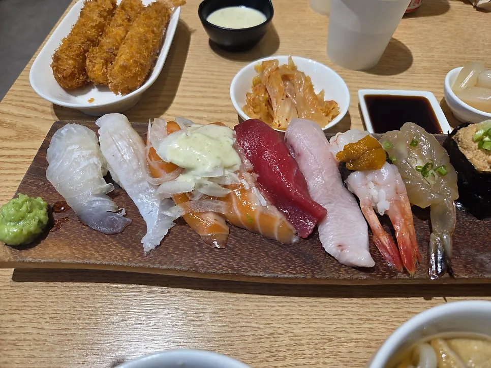 참치와 연어가 올라간 초밥 클로즈업