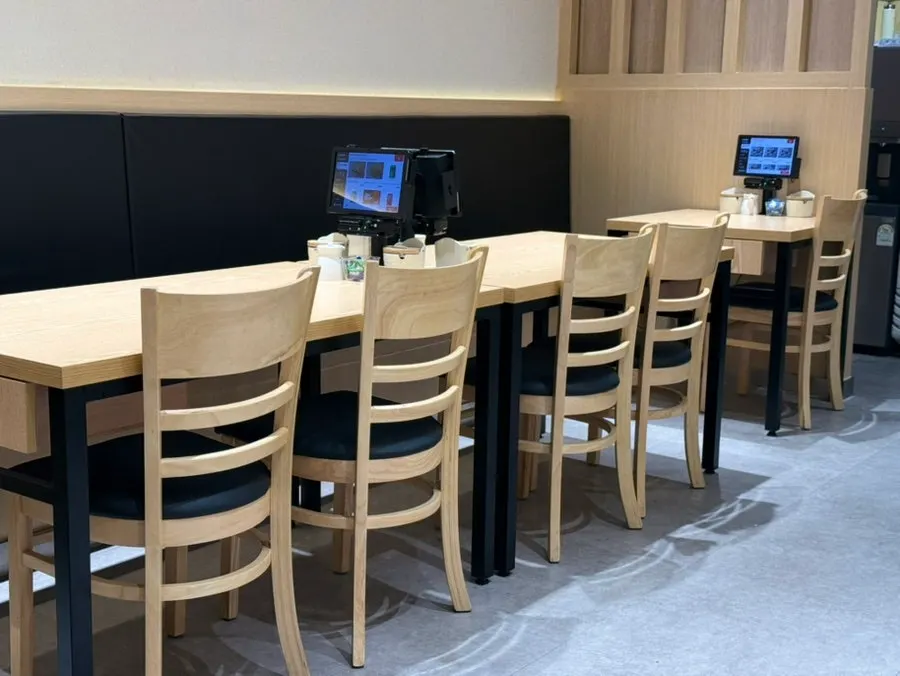 2인석 테이블이 있는 강한초밥 매장 내부