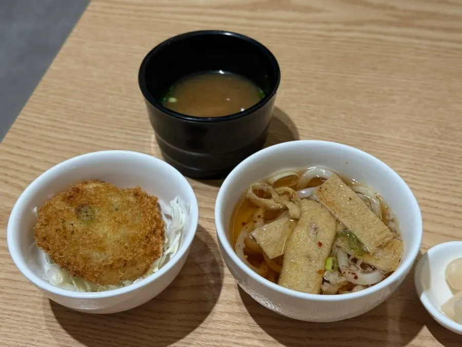 오마카세 초밥 12p가 차려진 테이블