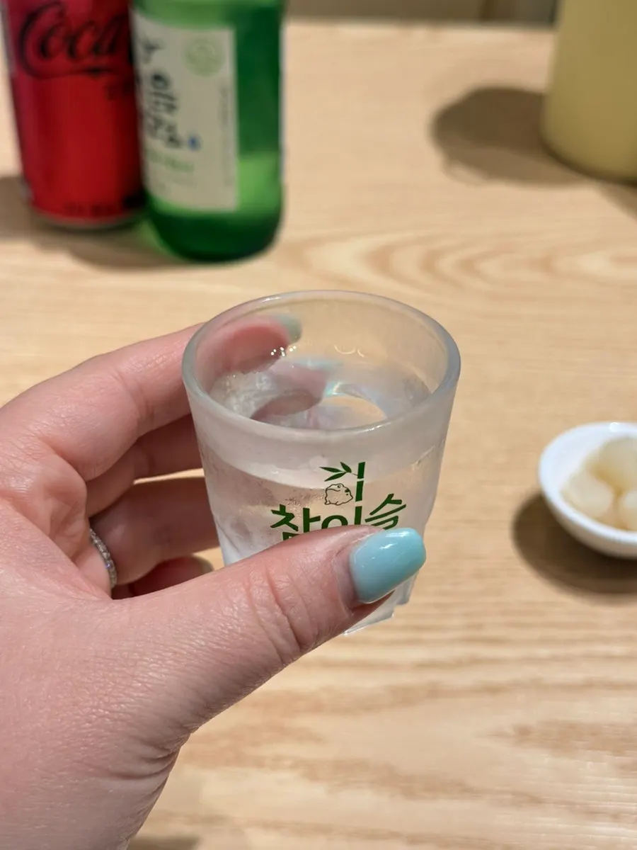 초밥과 함께 놓인 소주 한잔