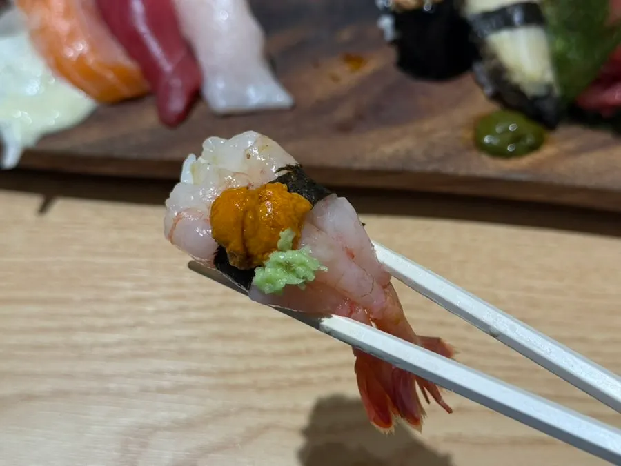 오마카세 초밥 구성 중 한 점