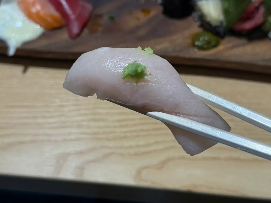 혼술과 함께 먹은 초밥 한 점