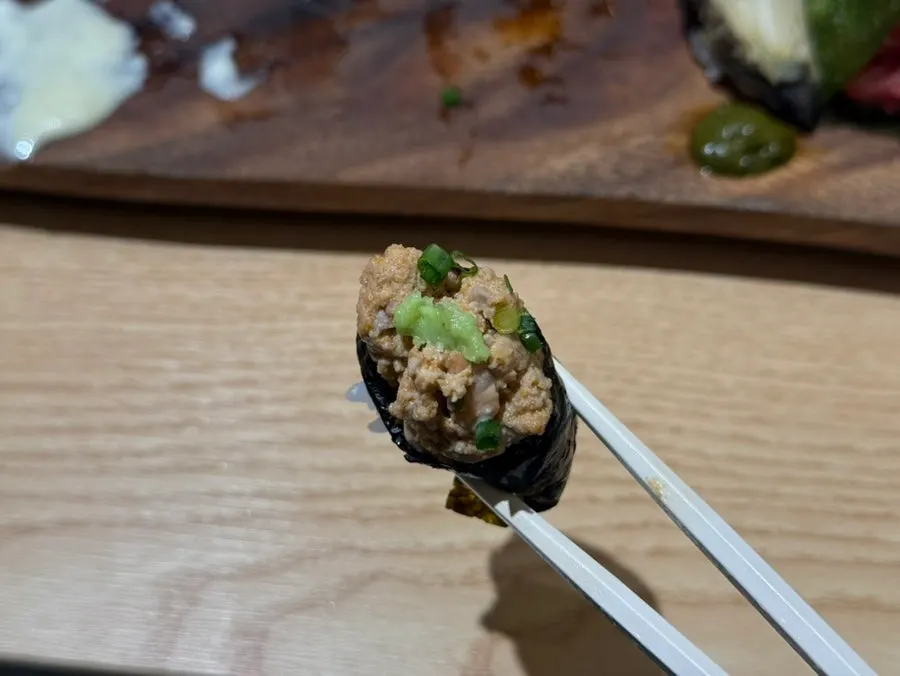 밥 양이 적당한 초밥 한 점