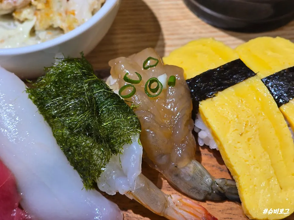 Gamtae raw shrimp sushi and soy sauce shrimp sushi