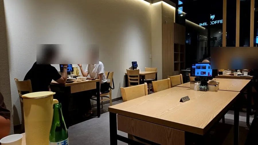 깔끔한 매장 내부 전경