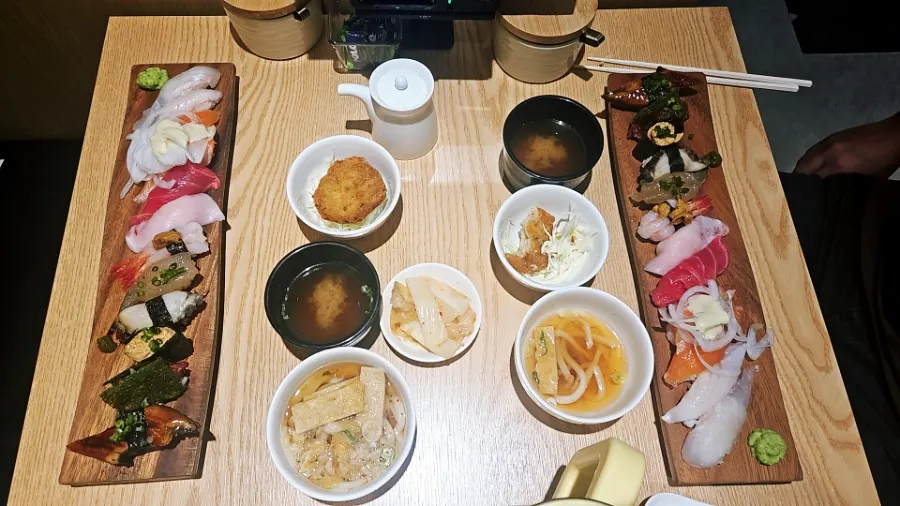 오마카세초밥 두 세트가 올라간 테이블