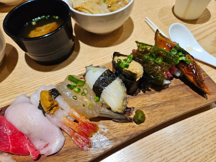 초밥 세트 측면에서 본 모습
