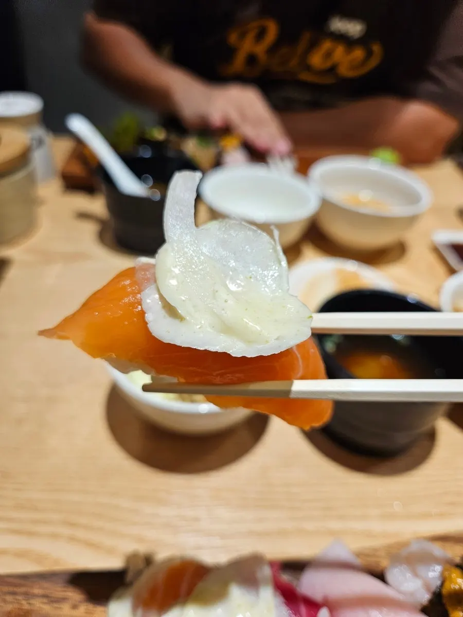 묵은지를 올린 광어초밥