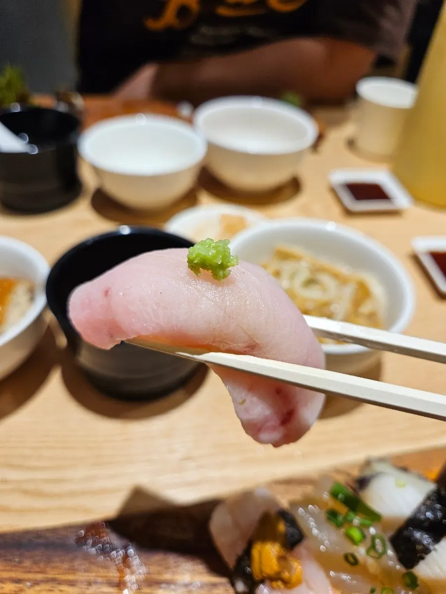 슬라이스 양파를 올린 연어초밥
