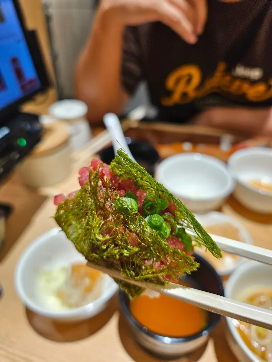 단새우 위에 우니를 올린 초밥