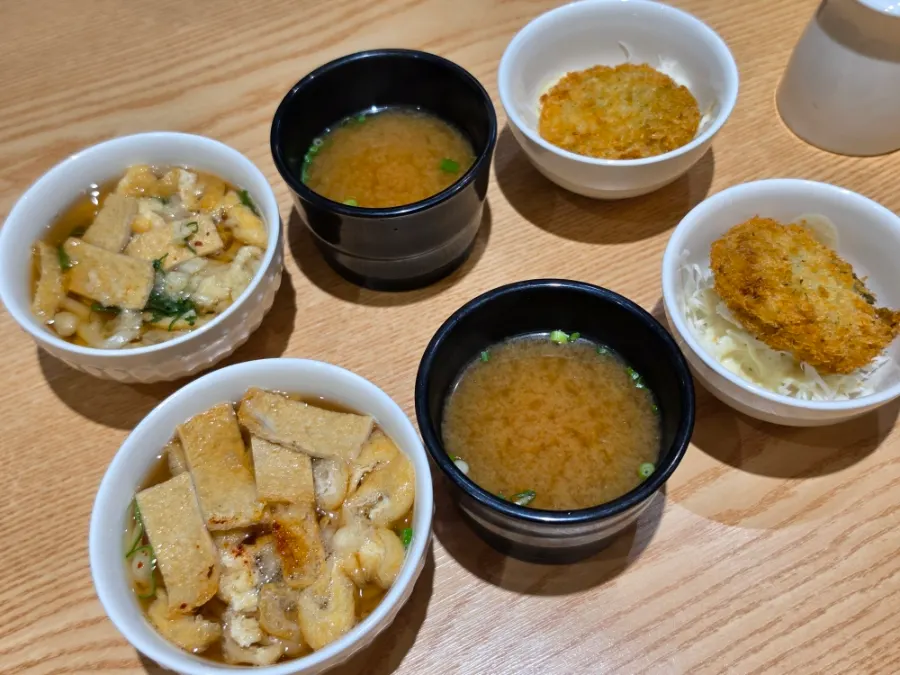 강한특초밥과 오마카세초밥 주문 후 차려진 테이블