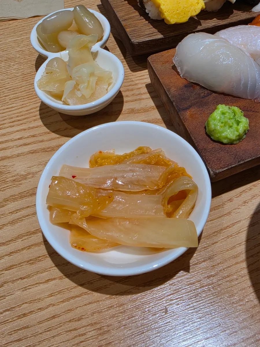 감태로 말은 육회초밥과 대광어초밥