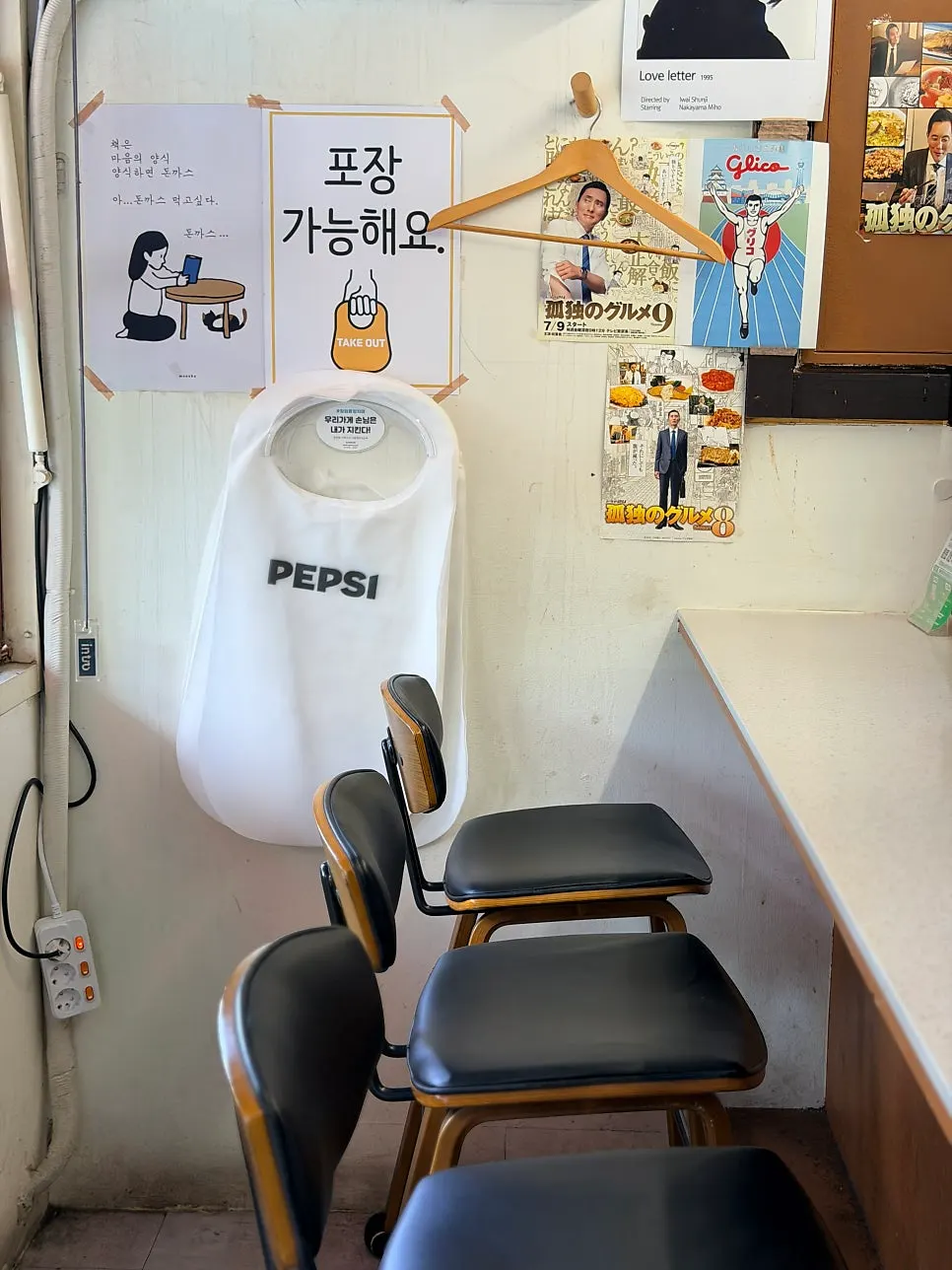 아담한 매장 내부 바테이블