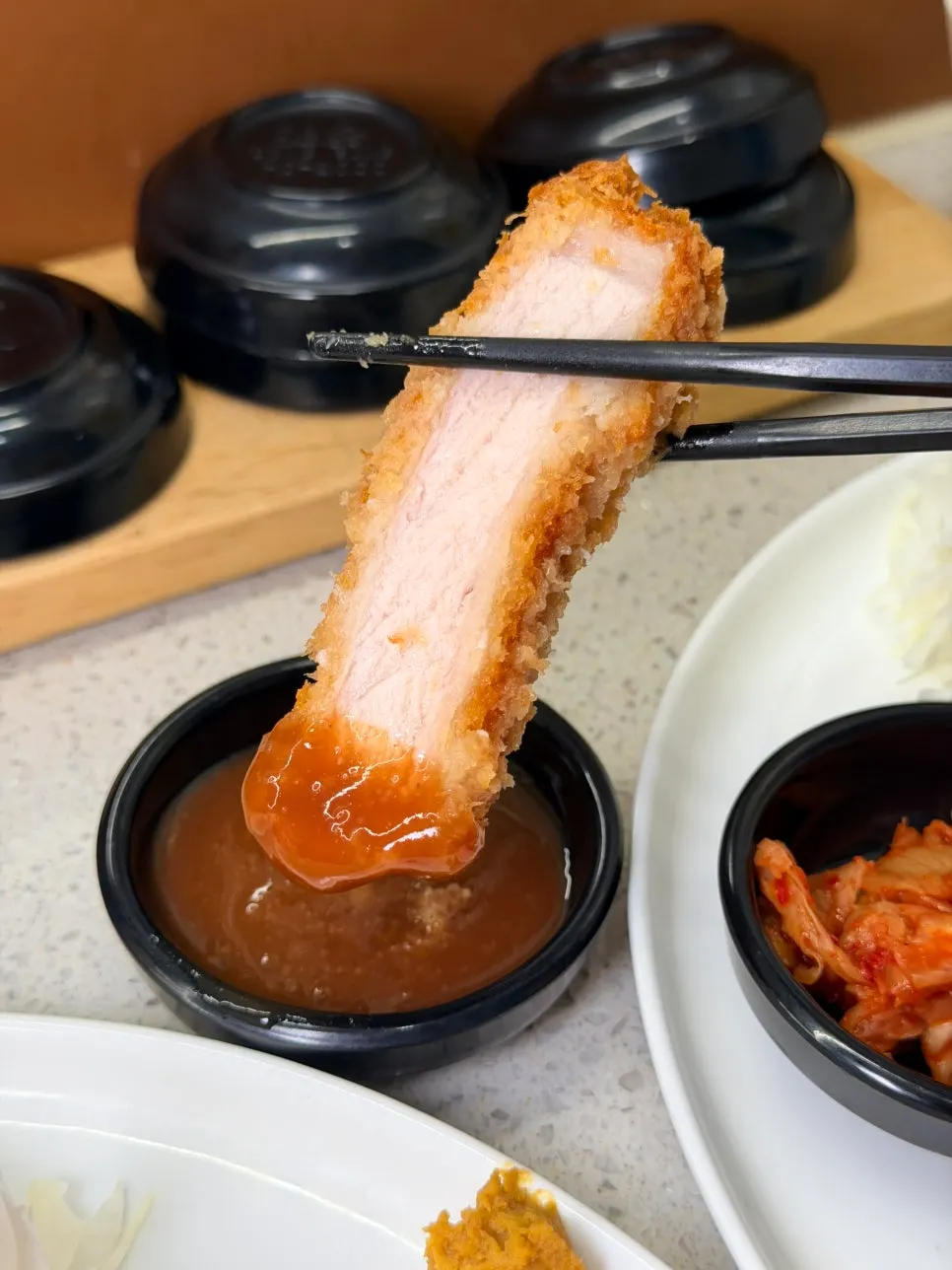 양배추와 밥을 곁들인 돈카츠