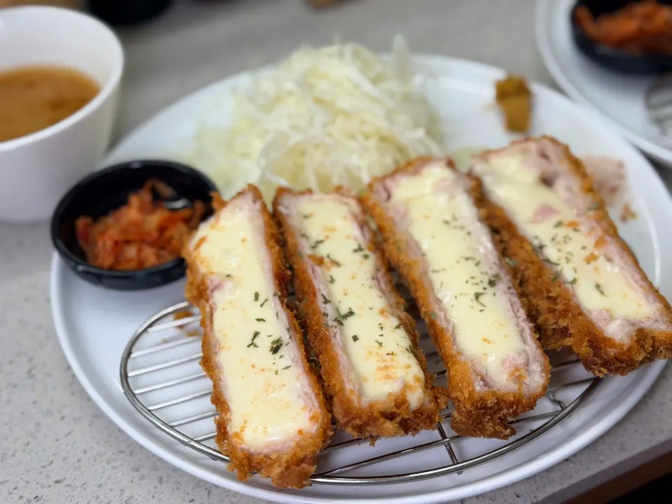 바삭한 모짜렐라 치즈카츠 단면