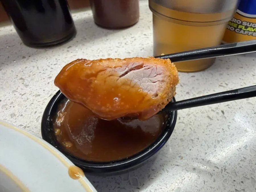 두툼하게 썰린 안심카츠 단면