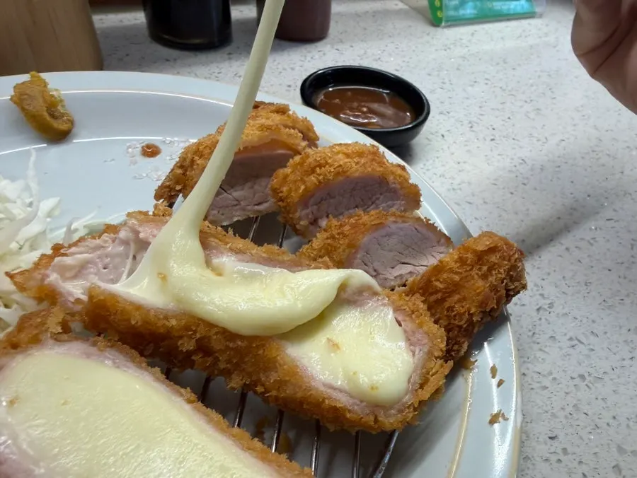 치즈가 흘러내리는 치즈카츠