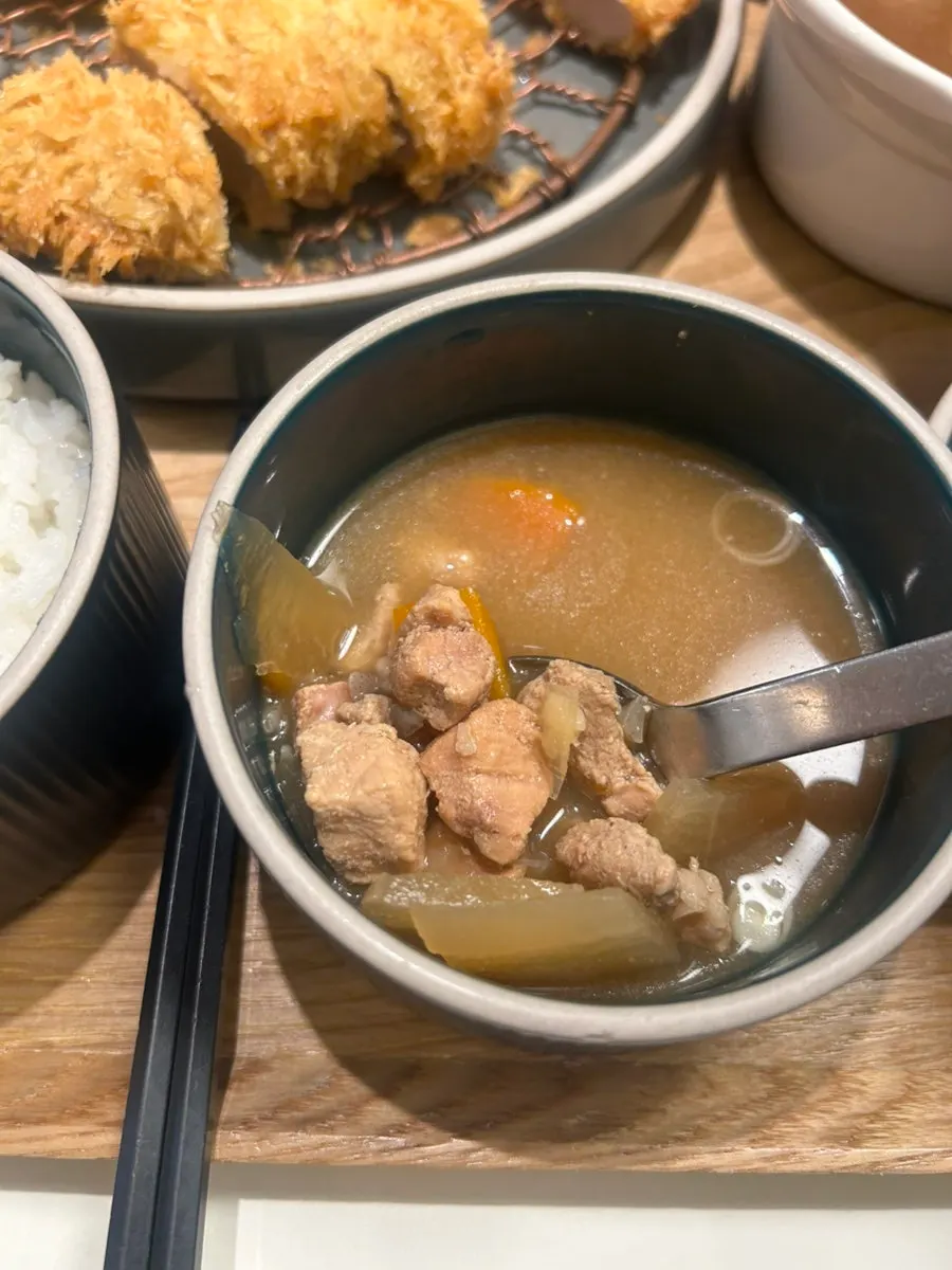 돈까스 반찬과 장국 구성