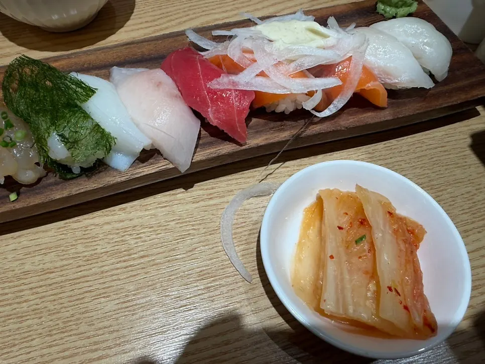 강한특초밥 초밥 한 점 클로즈업