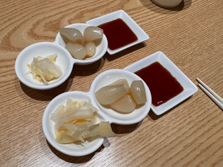 Basic setting of pickled ginger, pickled radish, and soy sauce