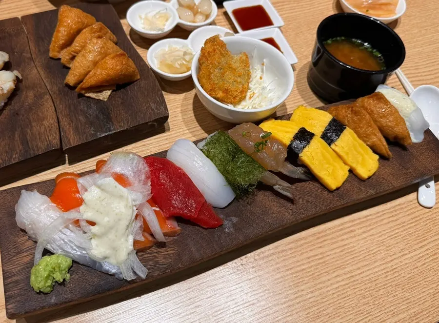 Full plate of the Ganghan Sushi 12P set