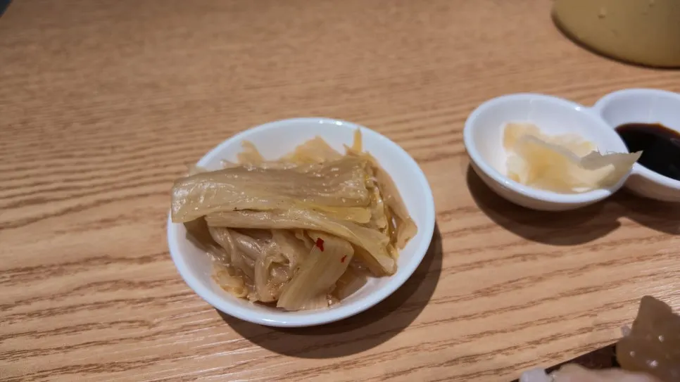 초밥과 곁들여 먹은 백김치 접시