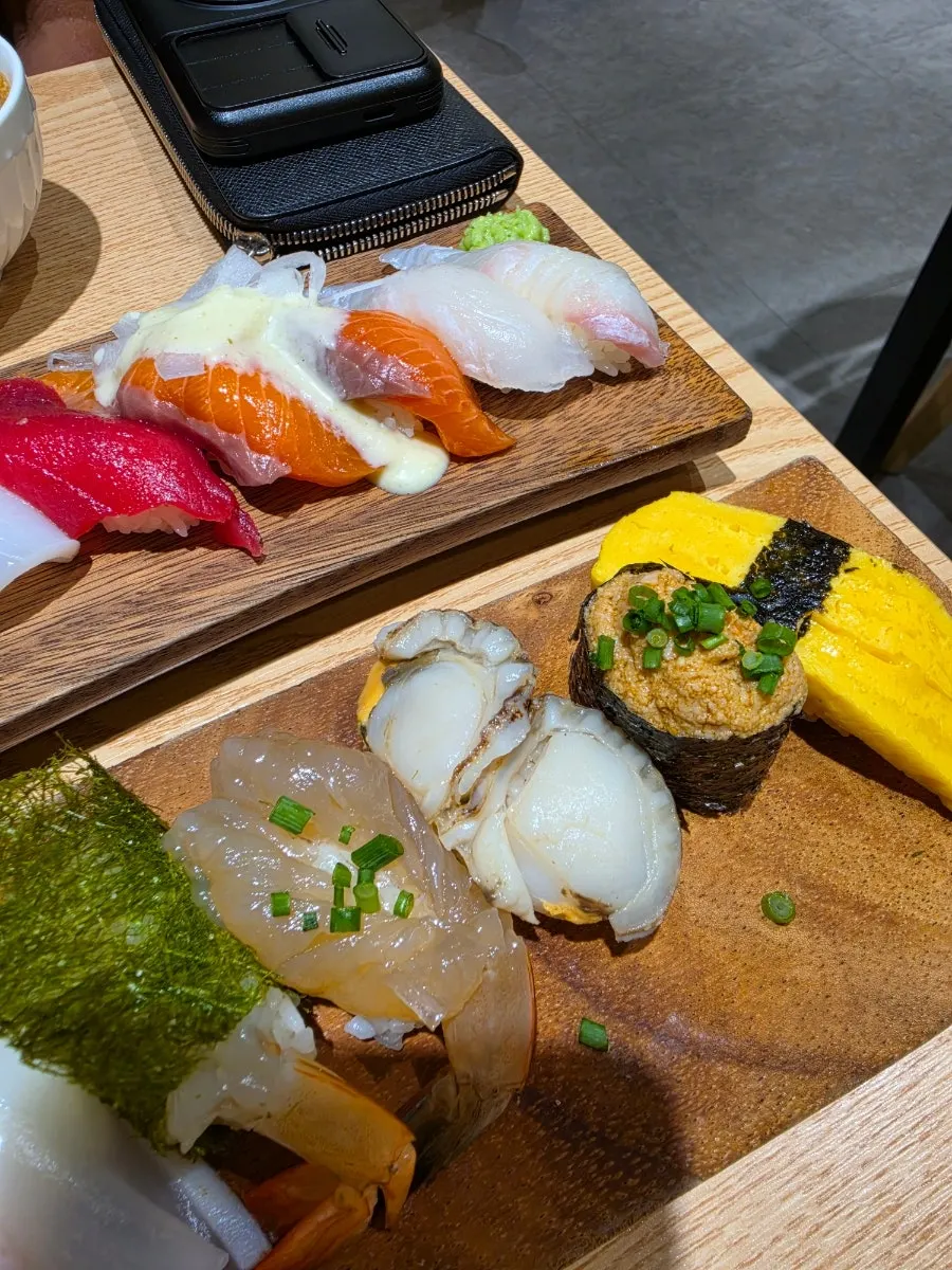 Ganghan Sushi 12 pieces served on a wooden plate