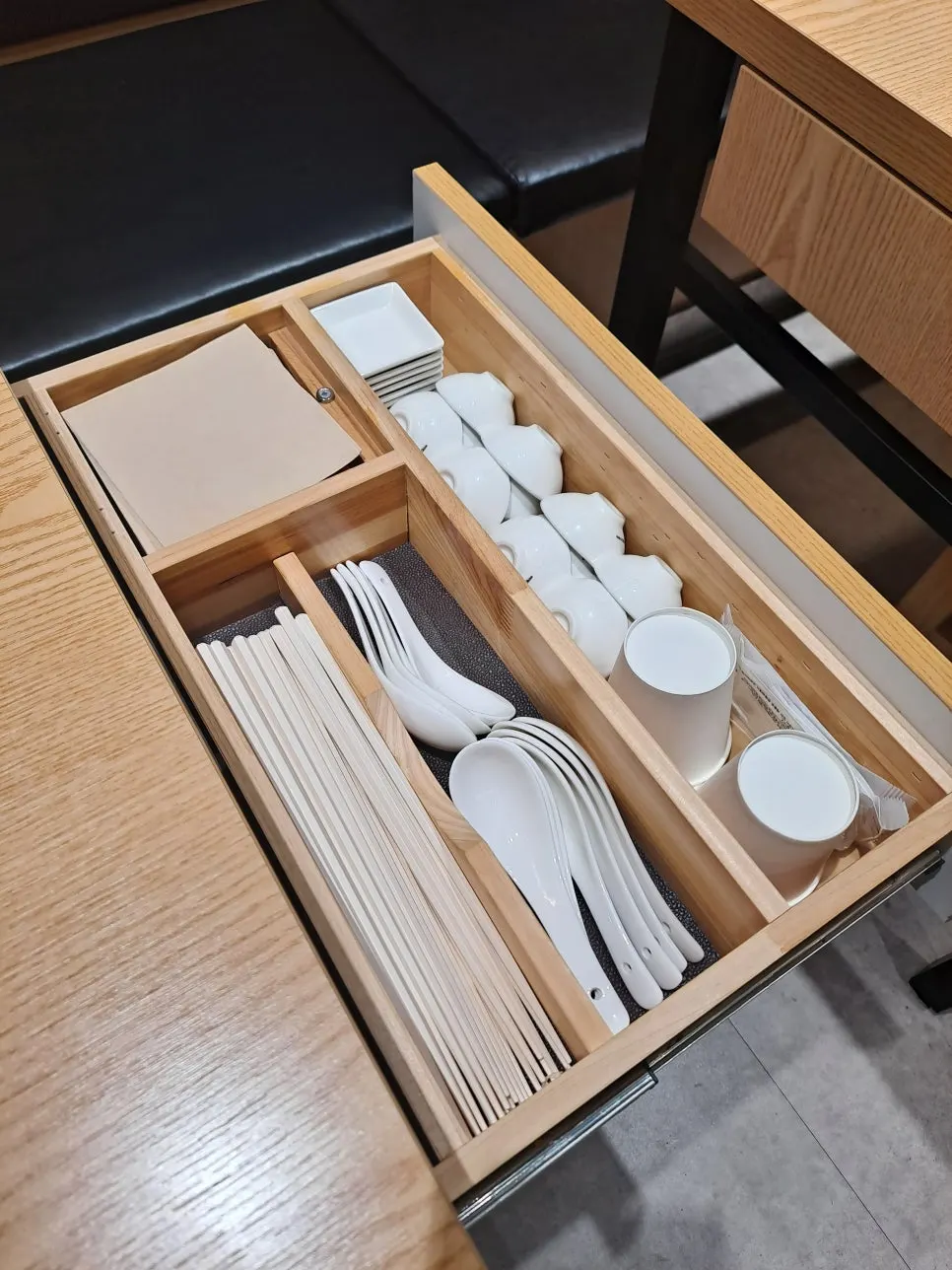 셋팅을 마친 강한초밥 테이블
